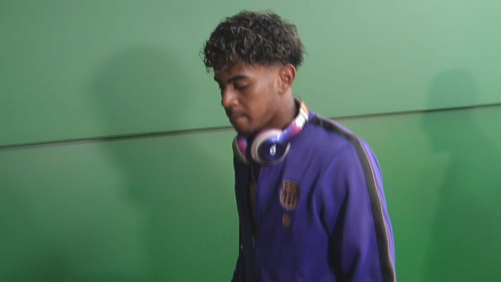 Lamine Yamal, muy serio en el banquillo y a la salida del estadio tras la manita del Barça