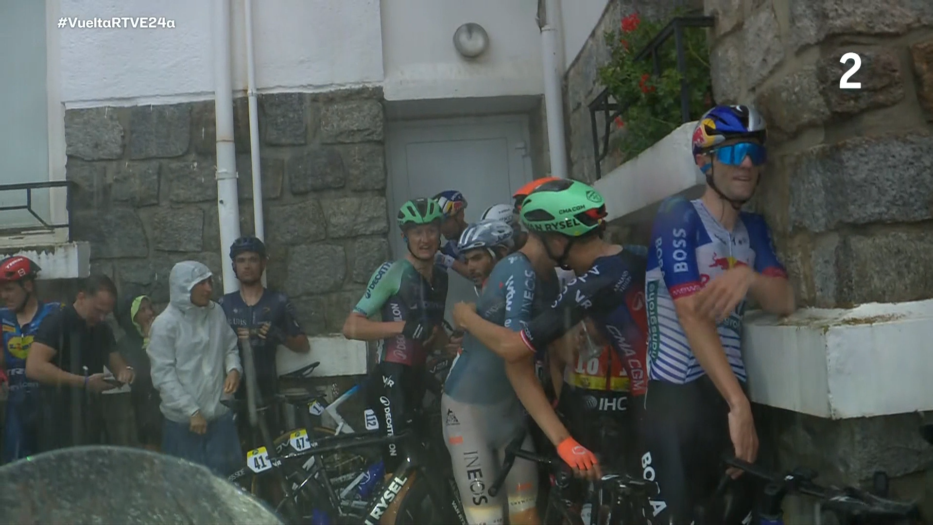 Los ciclistas se refugian durante la etapa de La Vuelta