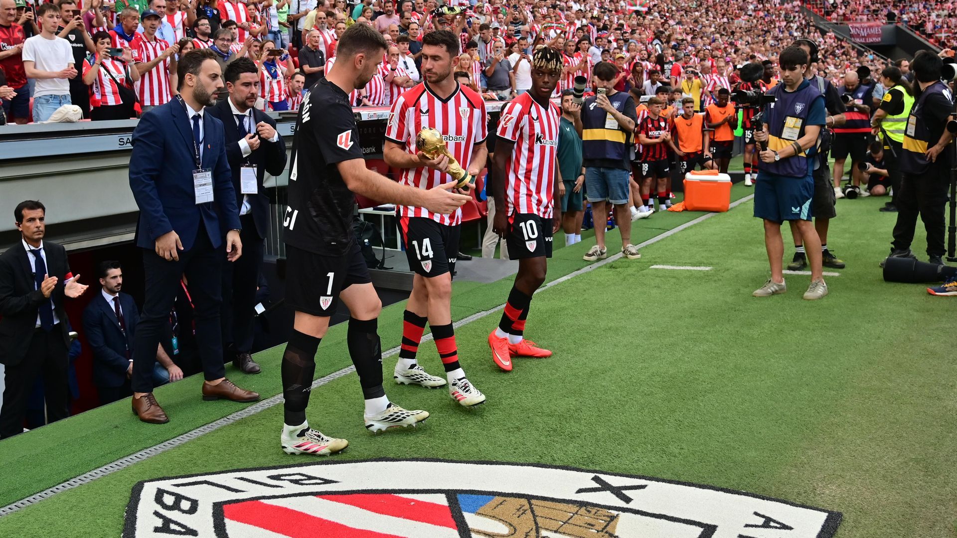 Los jugadores del Athletic entran a San Mamés con la Copa del Mundo