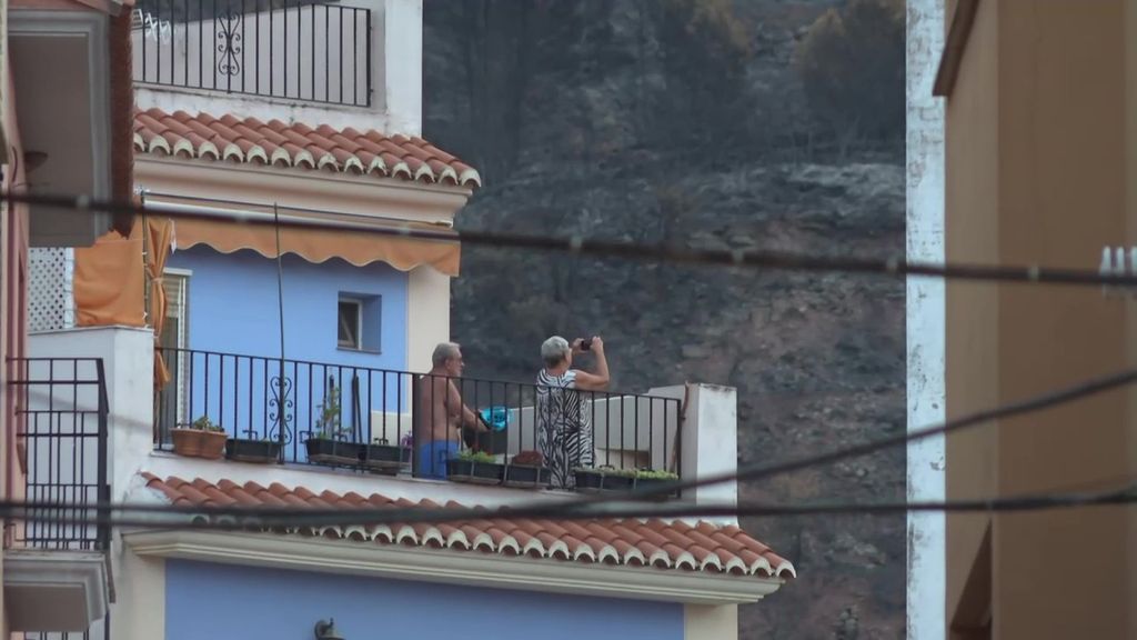 Los vecinos de Gátova, Castellón. regresan con miedo a sus casa, preocupados por el rebrote de las llamas y la falta de agua potable