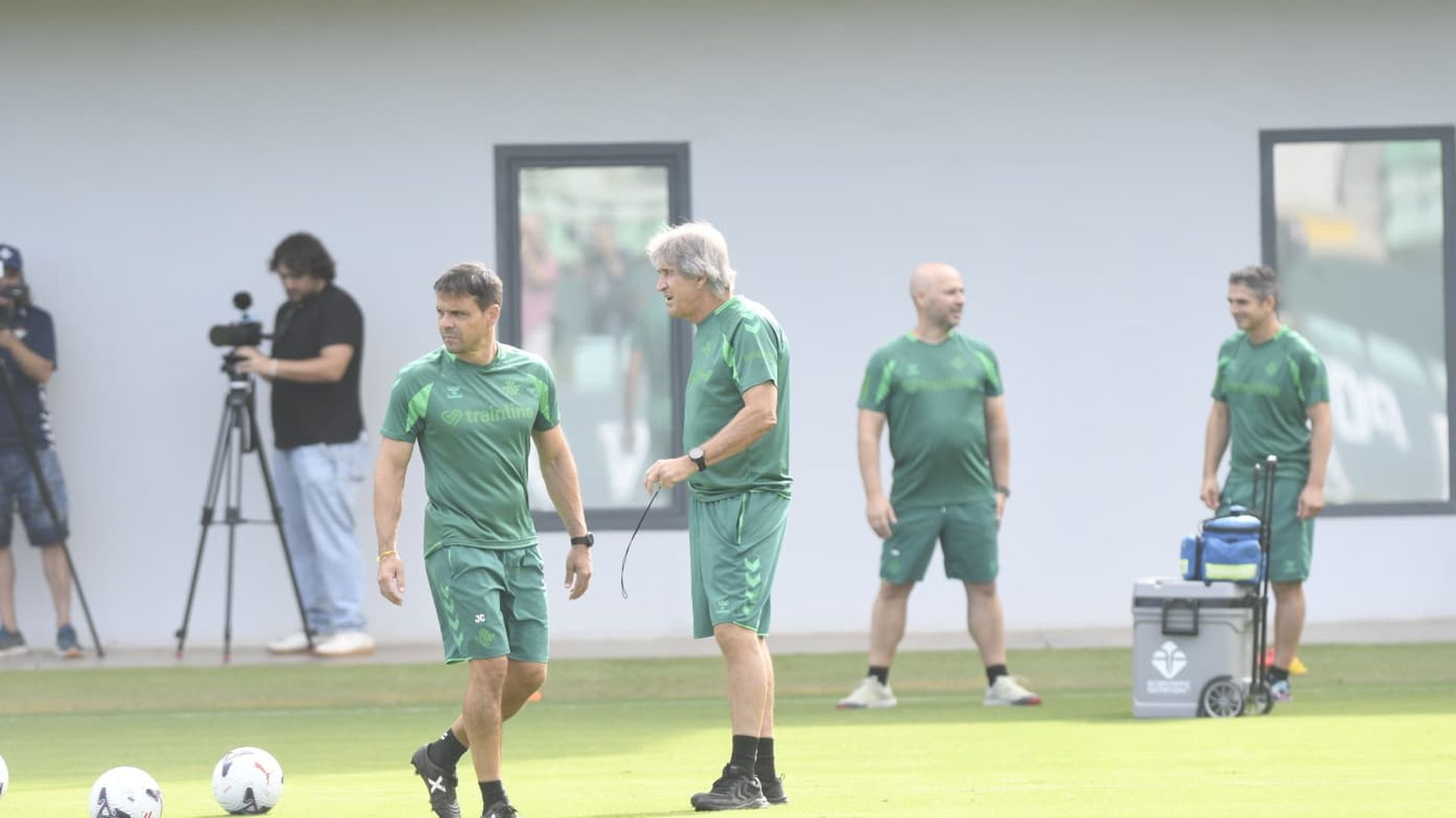 Manuel Pellegrini, durante el último entrenamiento del Betis antes de viajar a Valencia.