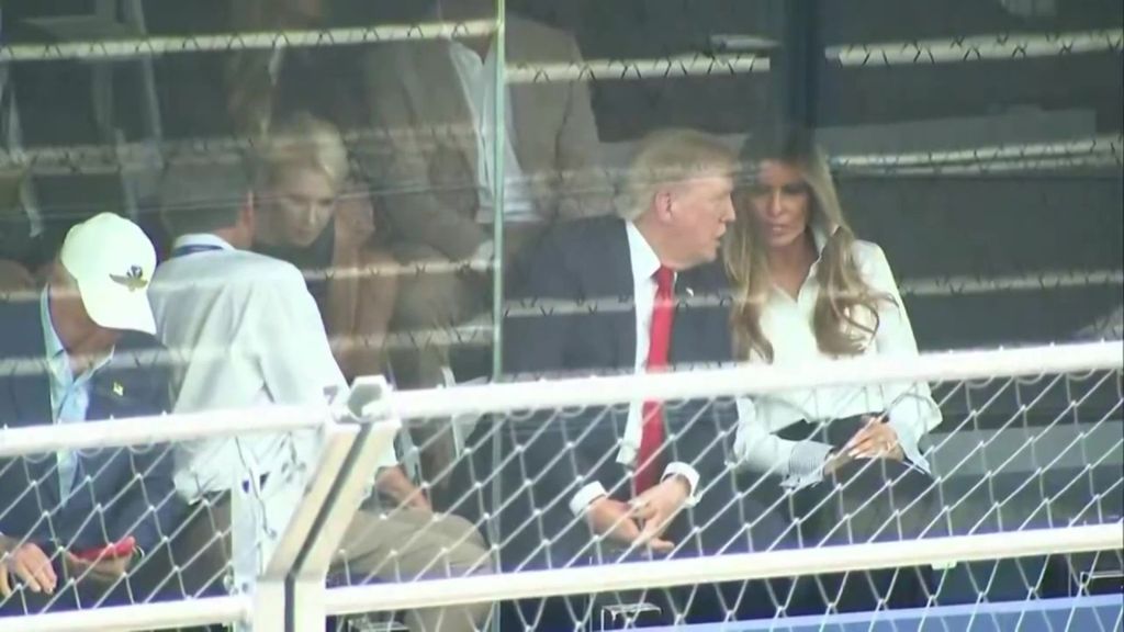Melania Trump y Natalie Harp, la asesora más cercana al presidente de EEUU, coinciden en un acto deportivo