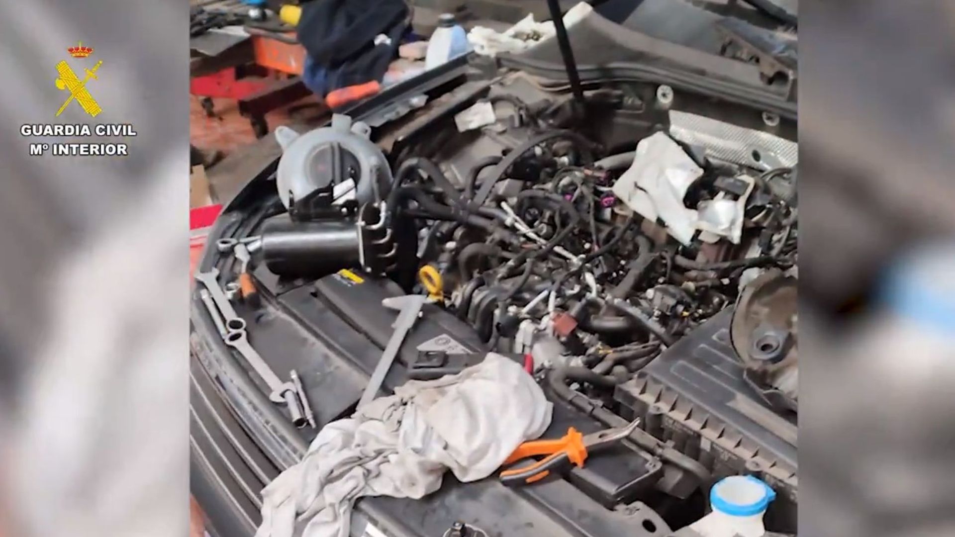 Motor de un coche abierto en un taller Motor de un coche abierto en un taller