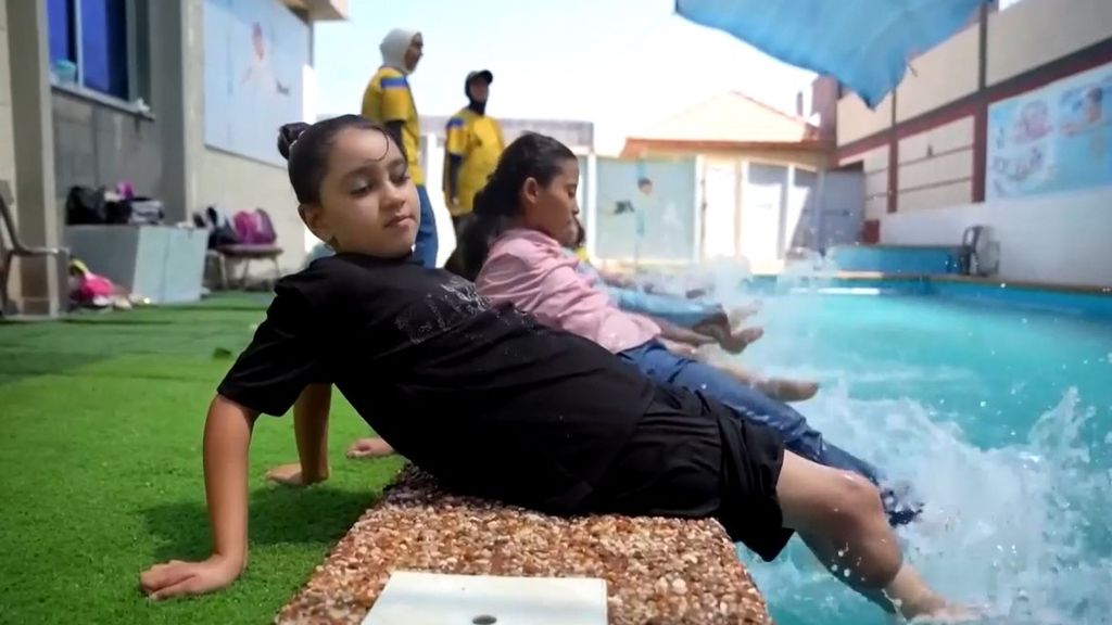 Un proyecto en Gaza para enseñar a nadar a los niños amputados: