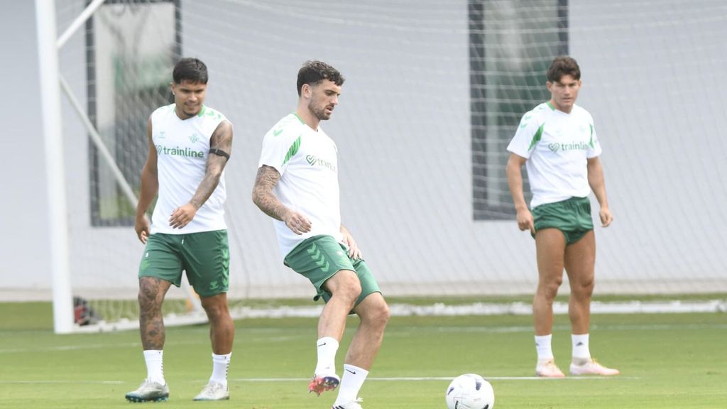 Troy Parrott apunta a Mestalla tras el último entrenamiento del Betis.