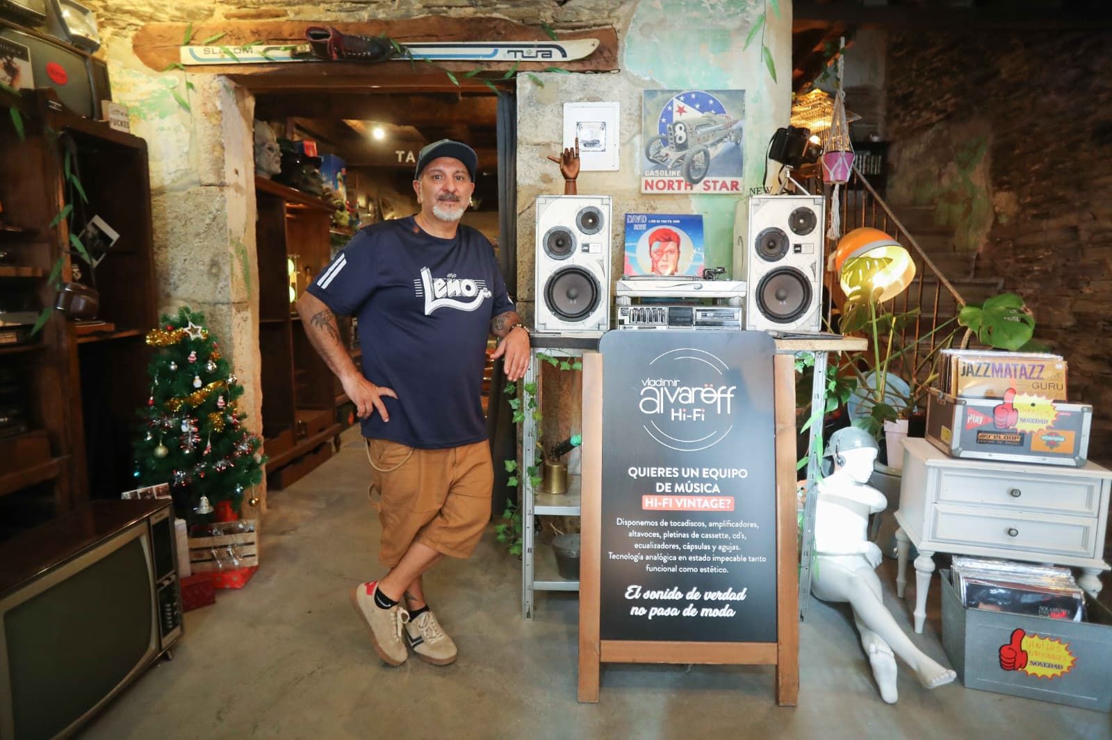 Álvaro Pardo posa en su local de Lugo.