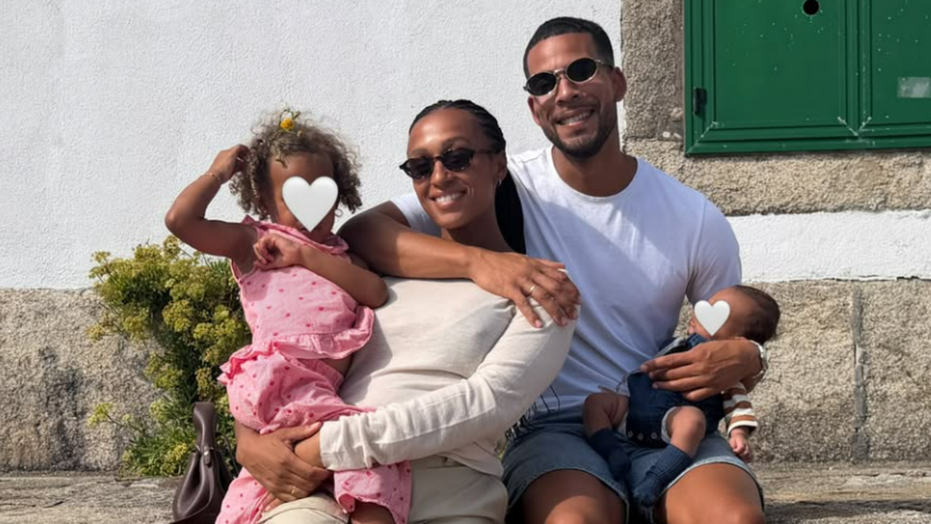 Ana Peleteiro, justo a su marido Benjamín y sus dos hijos Ana Peleteiro, justo a su marido Benjamín y sus dos hijos