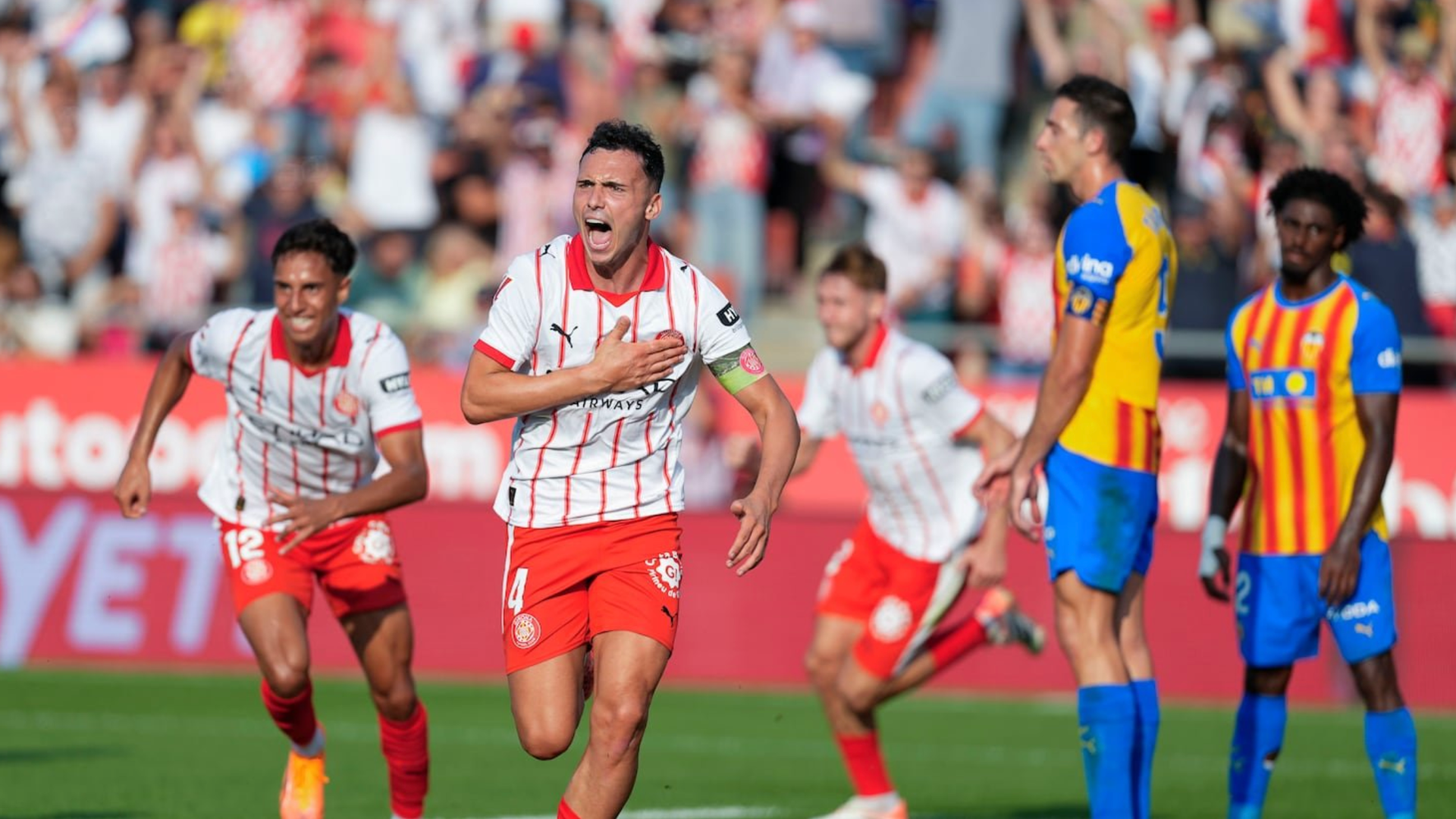 Arnau Martínez celebra un gol al Valencia