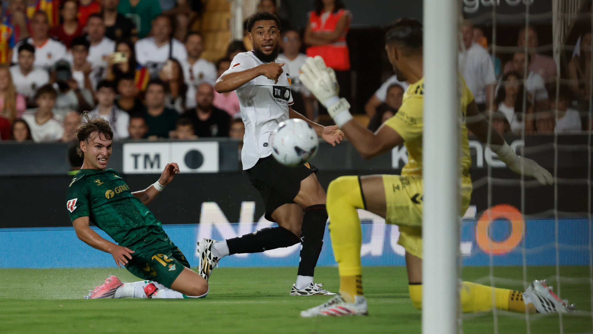 Arnaut Danjuma remata a puerta ante el Betis