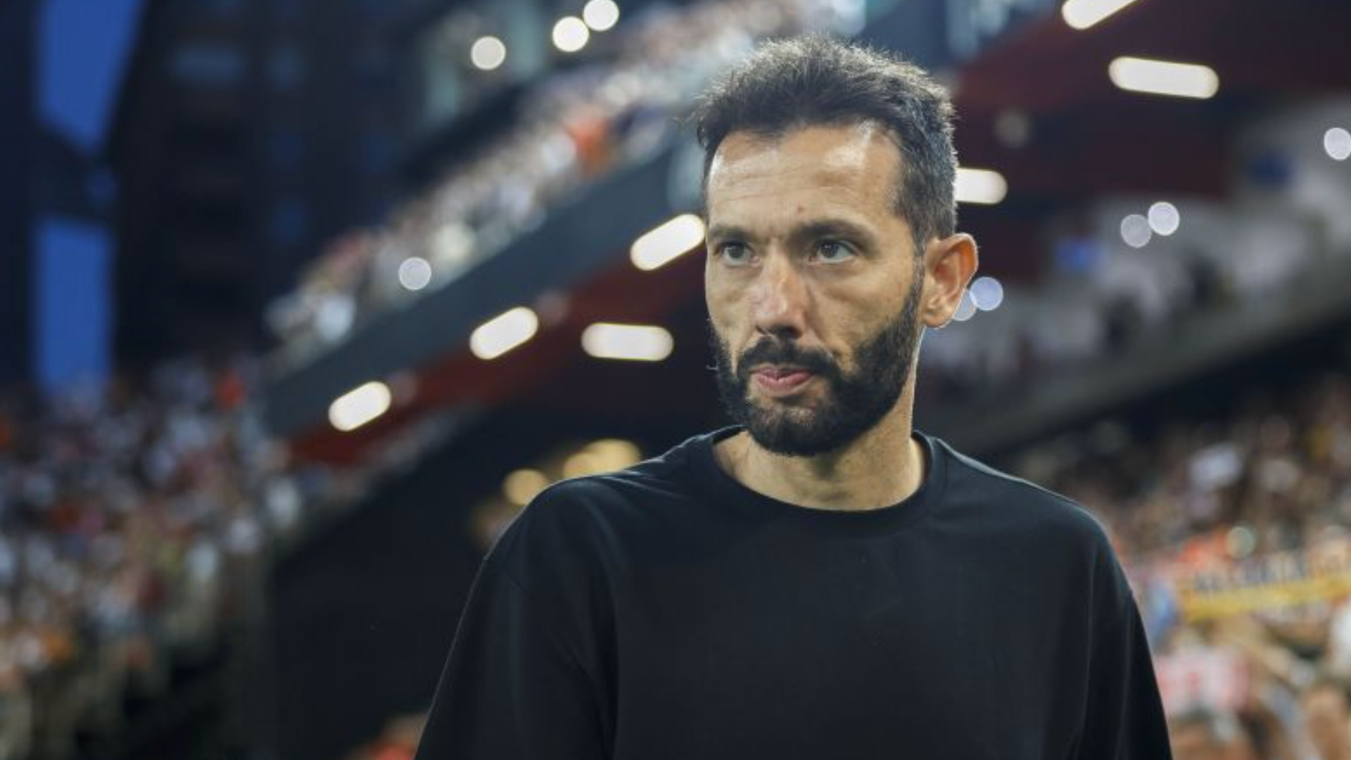 Carlos Corberán ante el Betis en Mestalla Carlos Corberán ante el Betis en Mestalla
