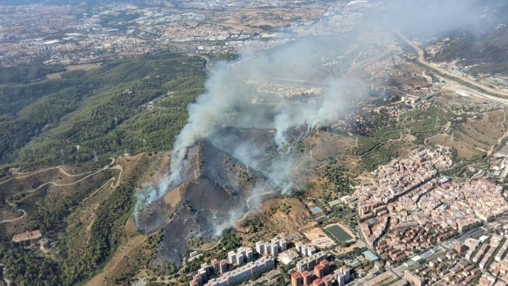 Así ha confinado la Policía a los vecinos de Torre Baró y Ciutat Meridiana por el incendio de Collserola, en Barcelona