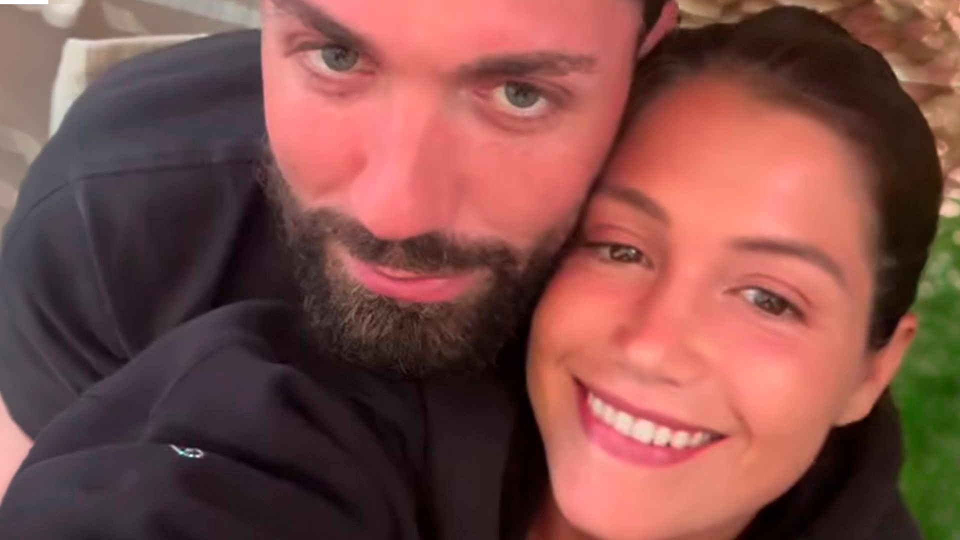 El romántico posado de Miri Pérez y Alejandro Albalá