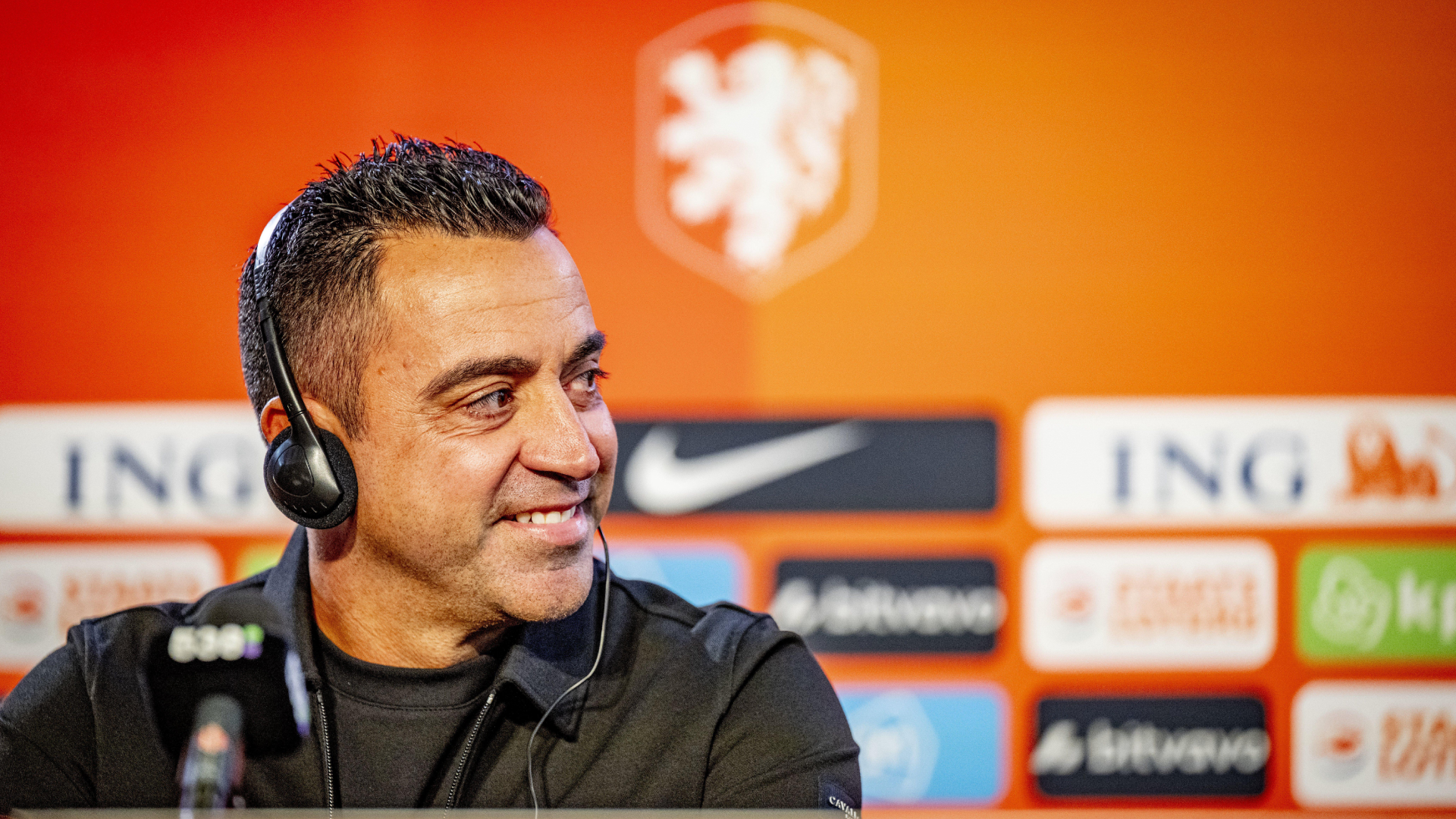 Xavi Hernández, en su presentación con Países Bajos Xavi Hernández, en su presentación con Países Bajos
