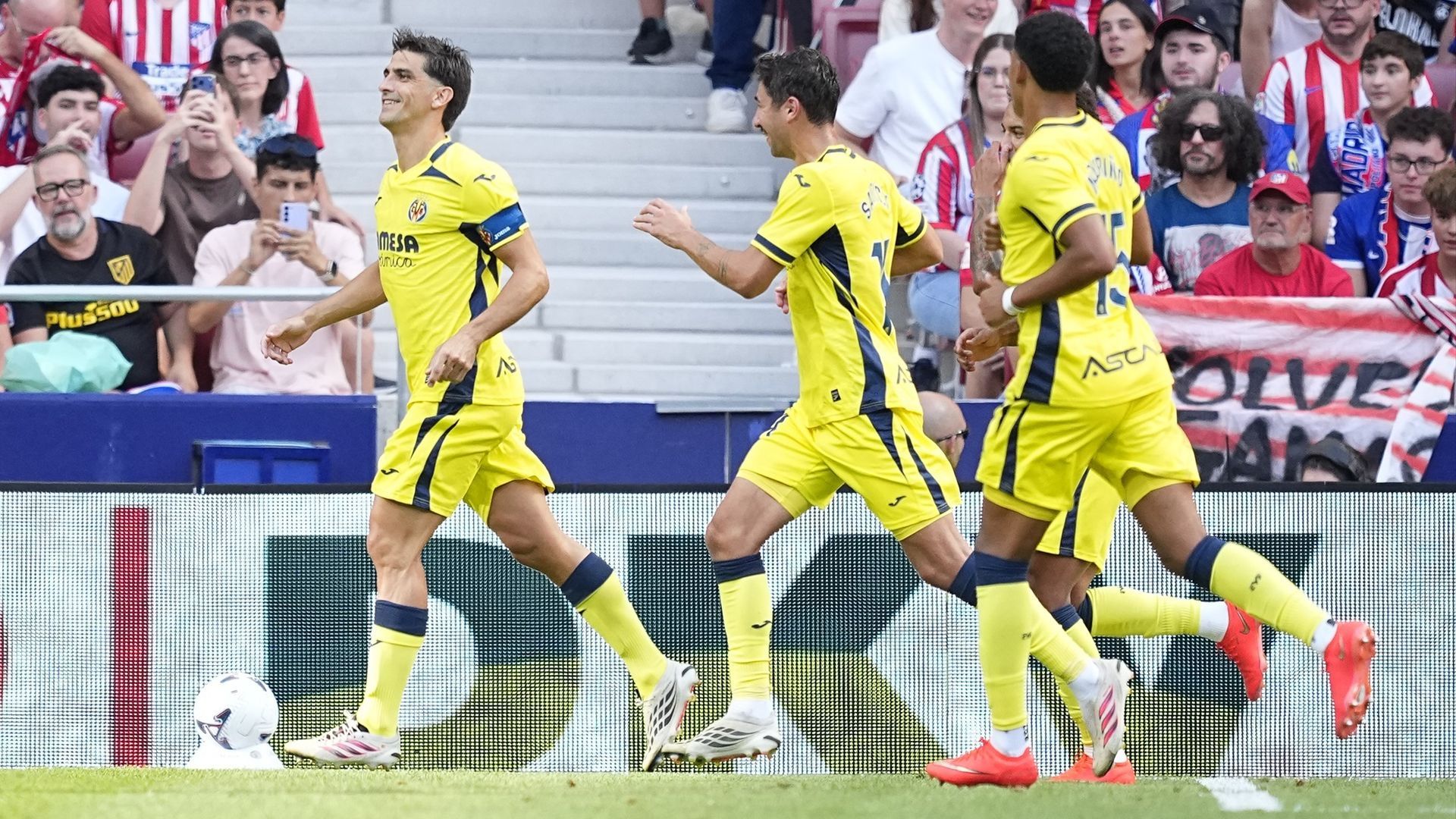 Gerard Moreno, Santi Comesaña y Santiago Mouriño celebrando un gol del Villarreal en la jornada 2