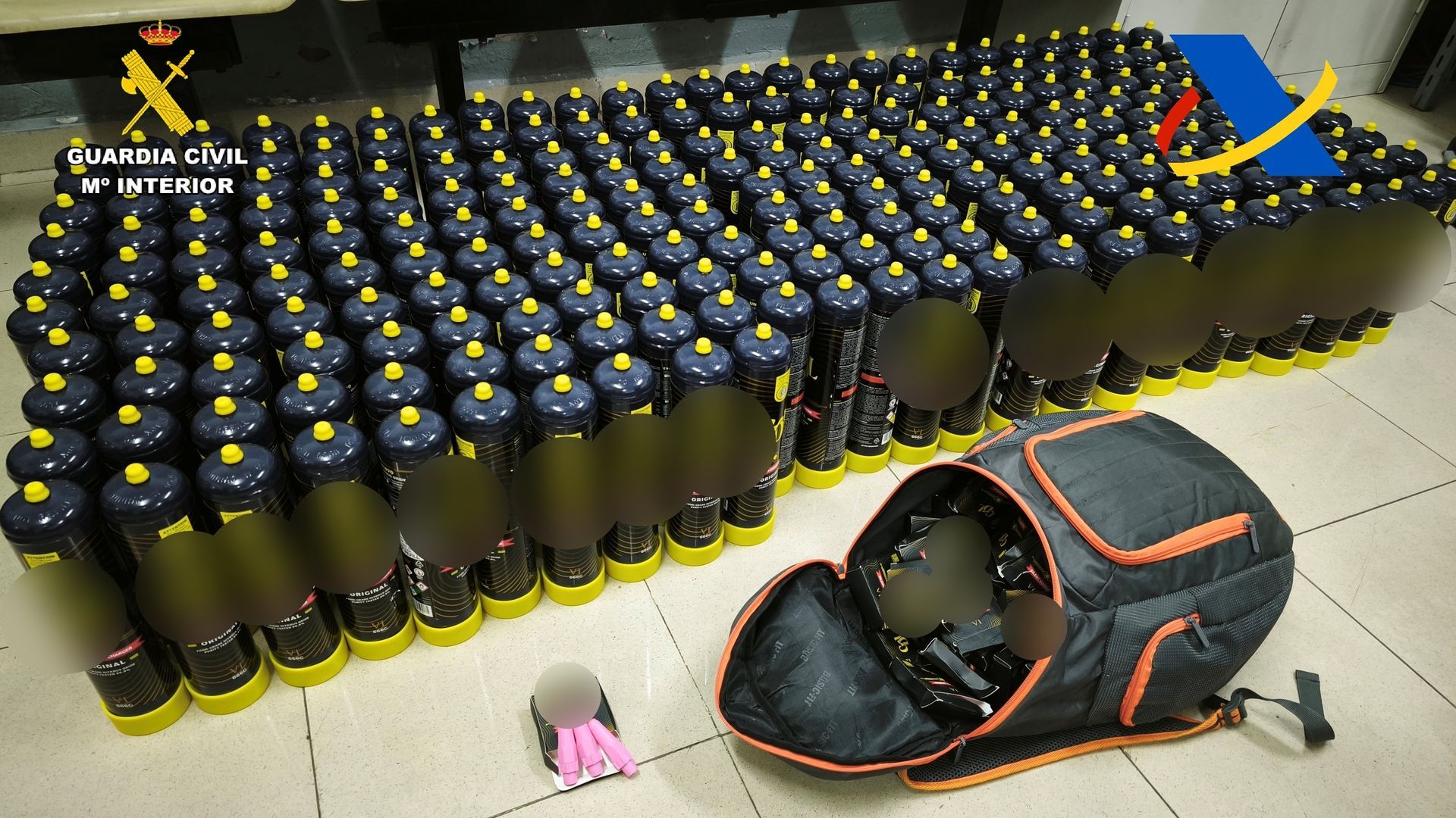 Intervenidas en Melilla 235 botellas del "gas de la risa" en un vehículo procedente de Málaga Intervenidas en Melilla 235 botellas del "gas de la risa" en un vehículo procedente de Málaga
