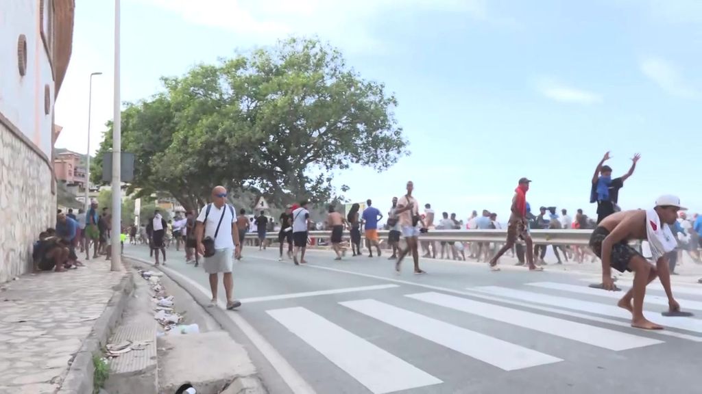 La Policía carga con gases lacrimógenos contra inmigrantes concentrados en la playa del Trampolín, Ceuta