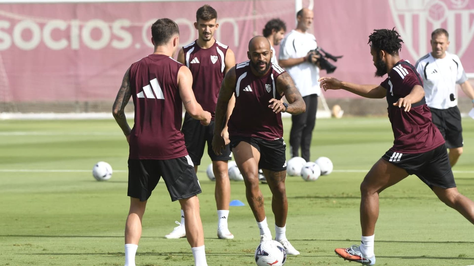 Marca vuelve al grupo con el Sevilla