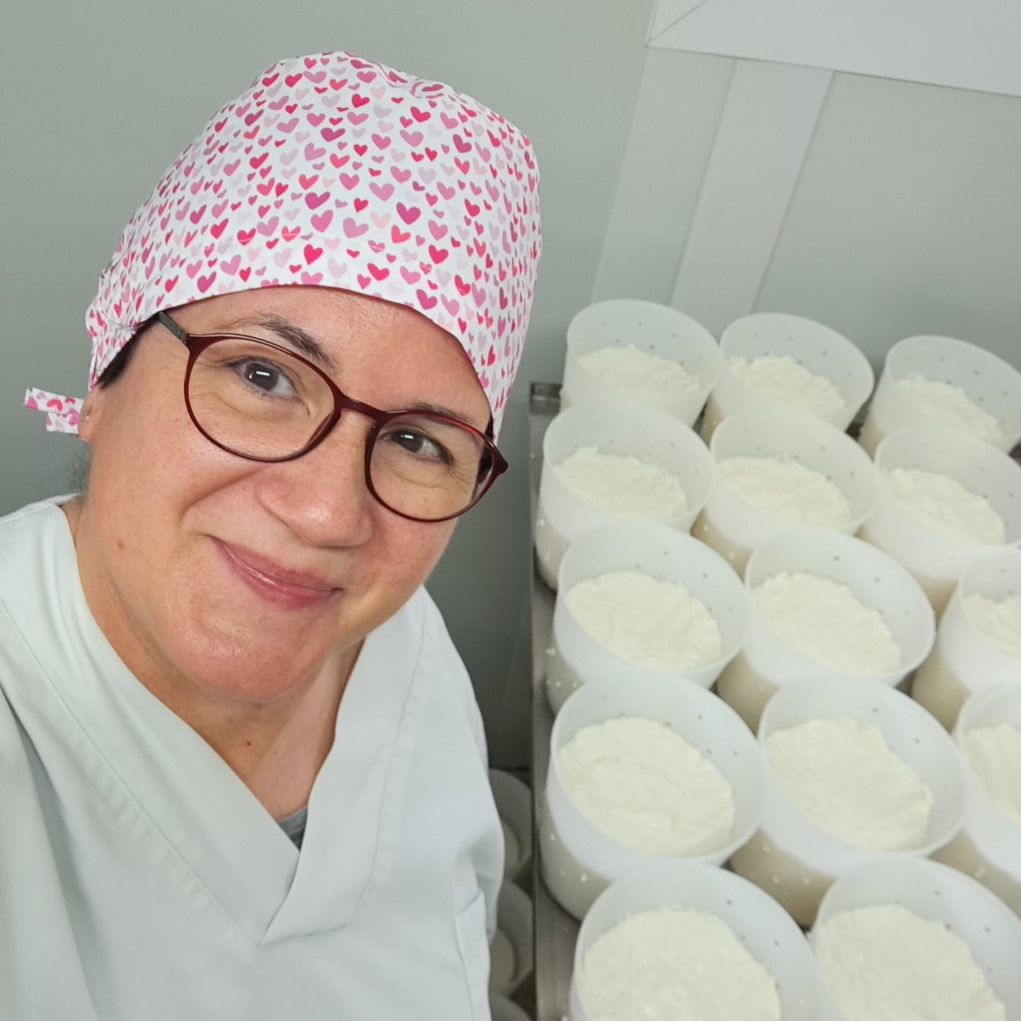 Mercè Lagrava elaborando queso