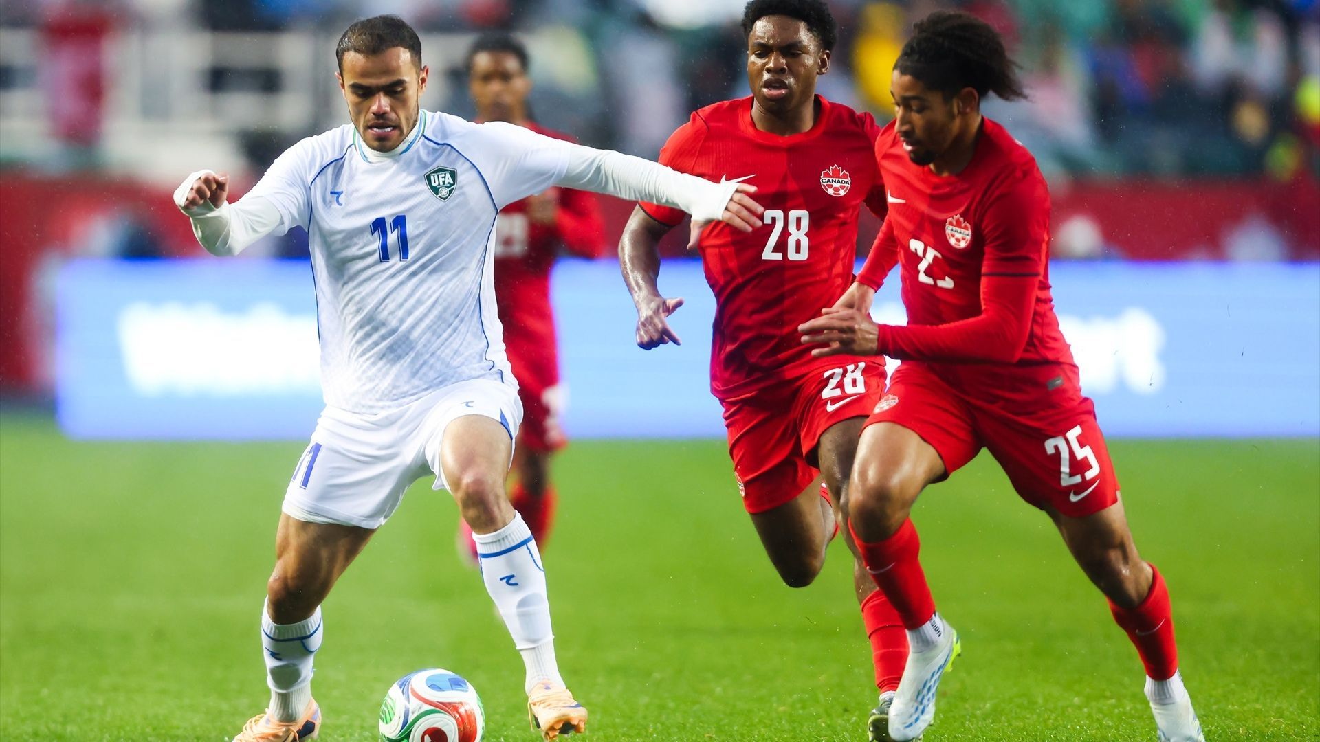 Nathan Saliba persigue a un rival en un Canadá-Uzbekistán Nathan Saliba persigue a un rival en un Canadá-Uzbekistán