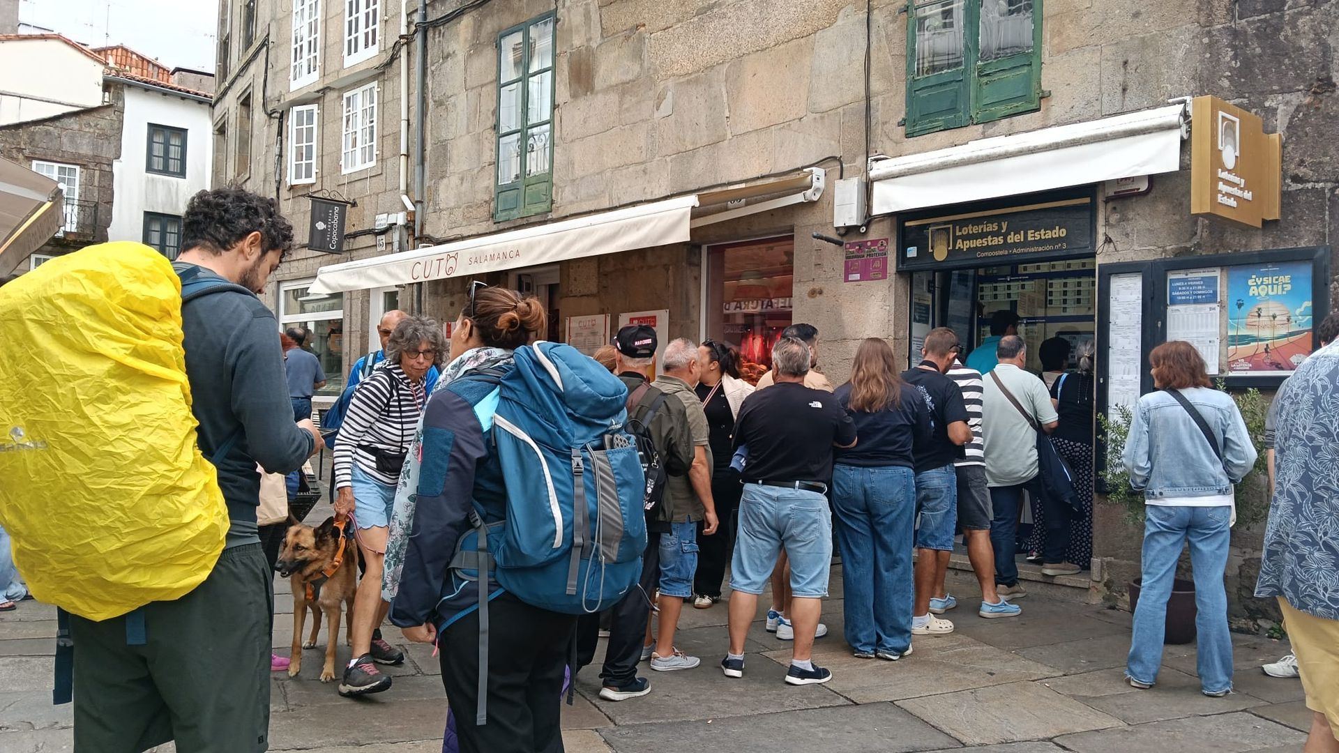 Turistas y peregrinos hacen cola para entrar en la adminstración de Lotería de Porta Faxeira Turistas y peregrinos hacen cola para entrar en la adminstración de Lotería de Porta Faxeira