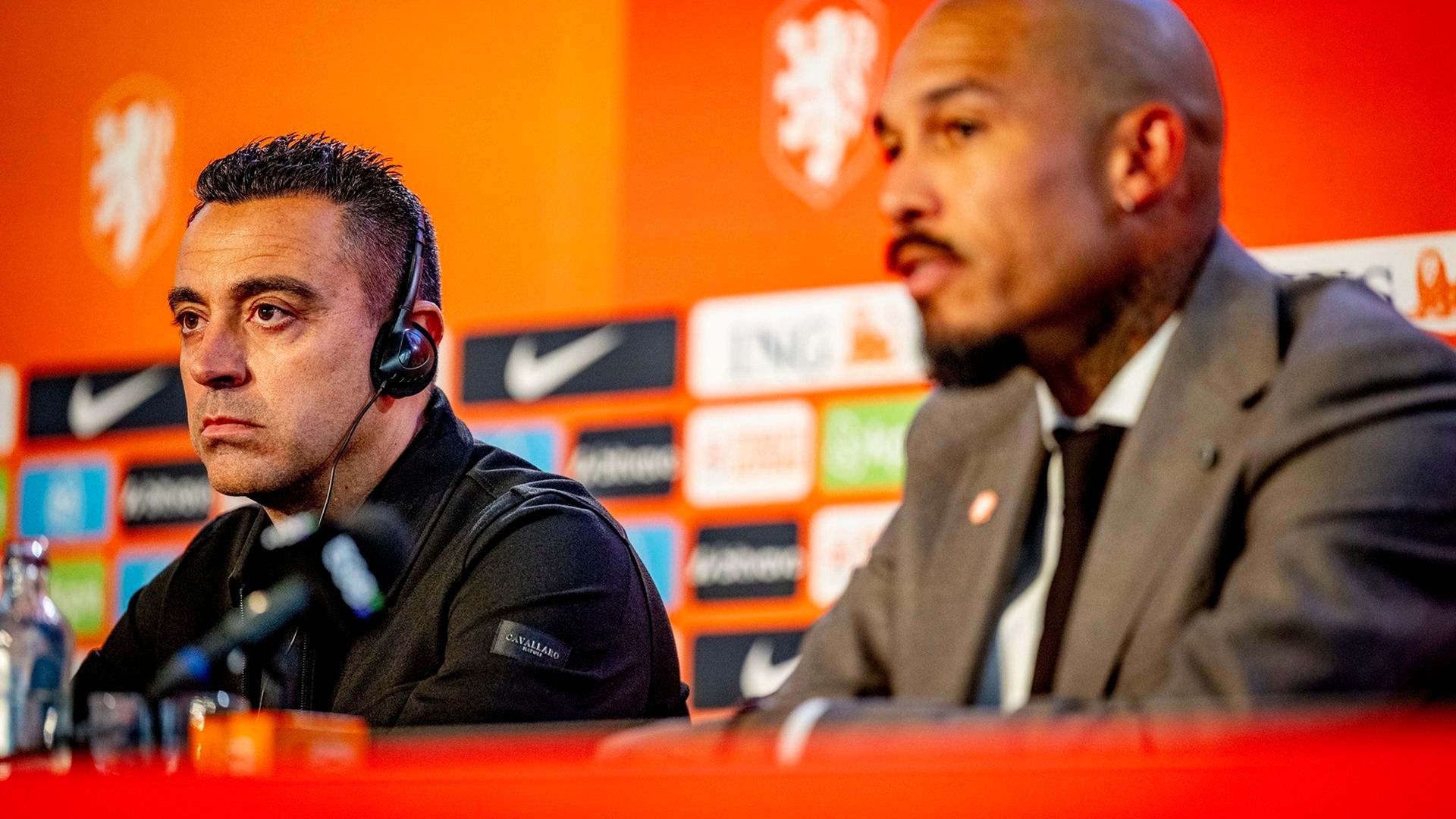 Xavi Hernandez en la presentación como seleccionador de Holanda junto a De Jong Xavi Hernandez en la presentación como seleccionador de Holanda junto a De Jong