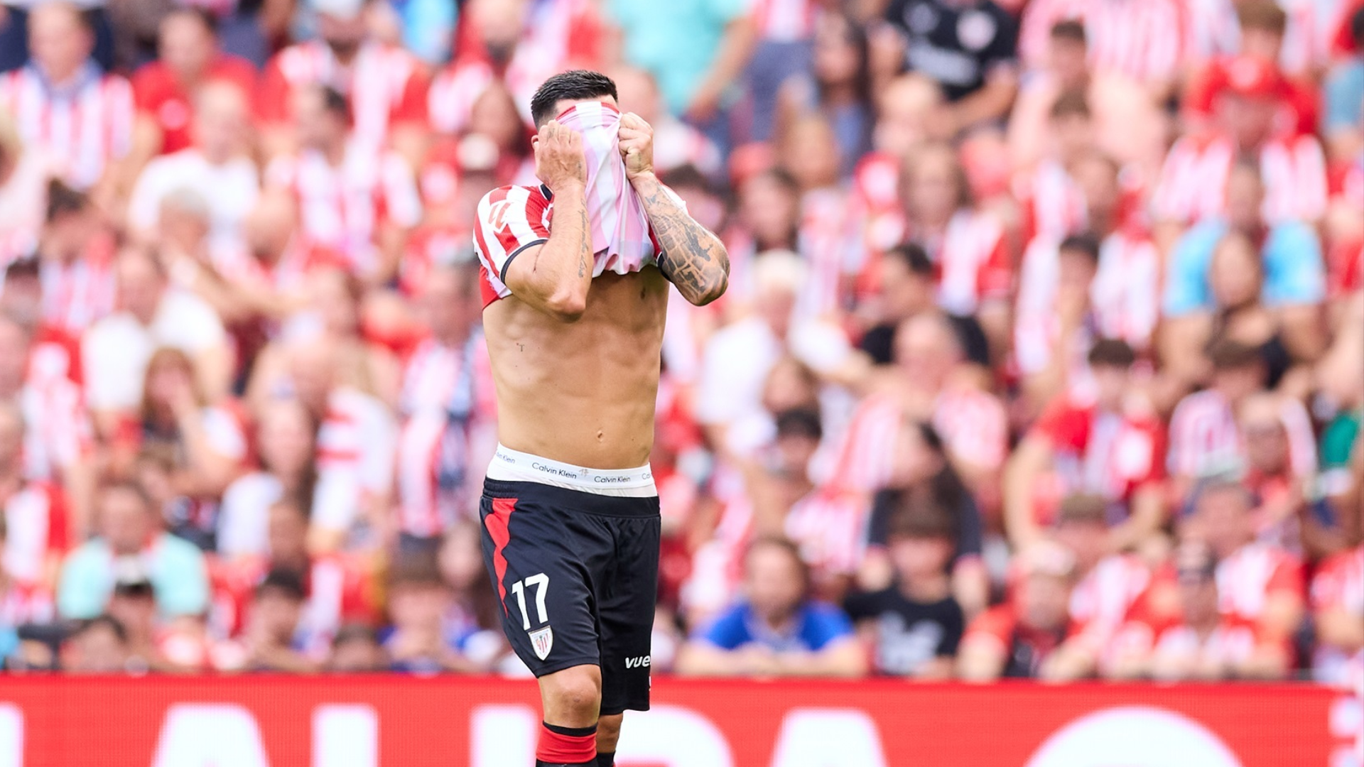 Yuri Berchiche se lamenta de su expulsión en el Athletic-Sevilla Yuri Berchiche se lamenta de su expulsión en el Athletic-Sevilla