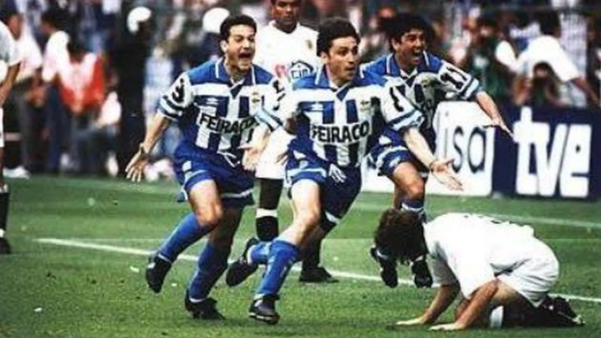 Alfredo Santaelena celebra su gol con el Deportivo.