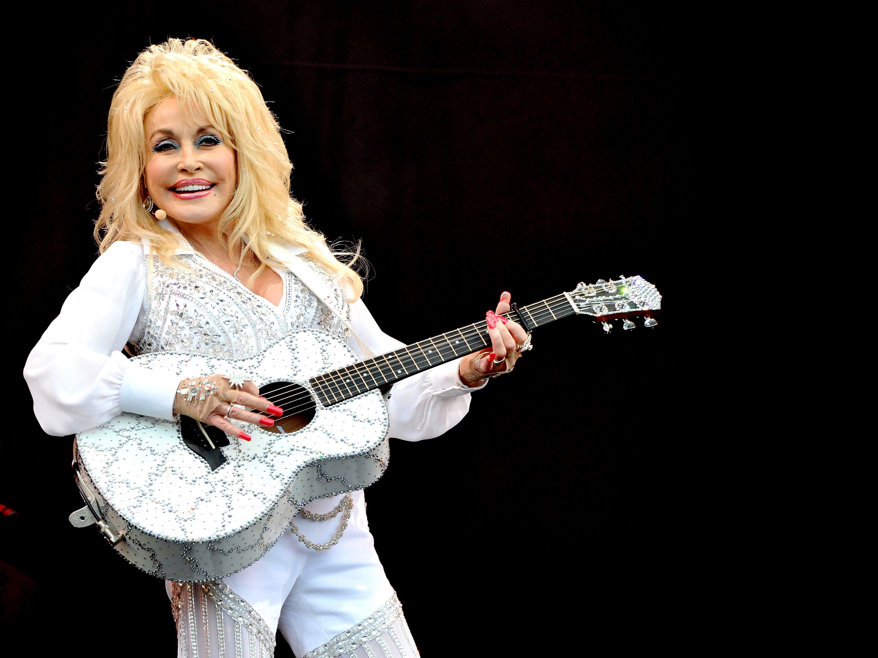 Dolly Parton durante un concierto en el Glastonbury Festival
