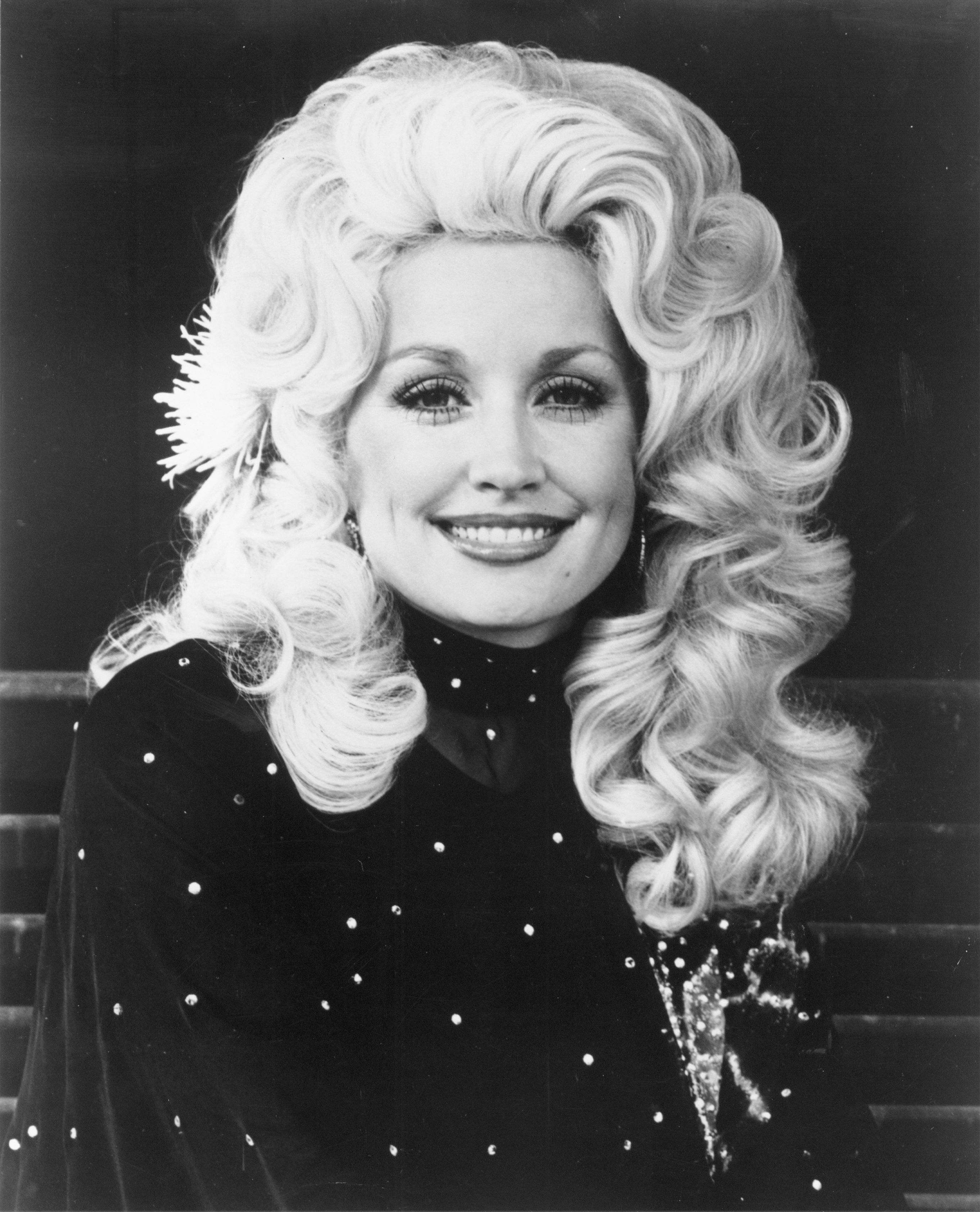 Dolly Parton posando para un retrato en 1976