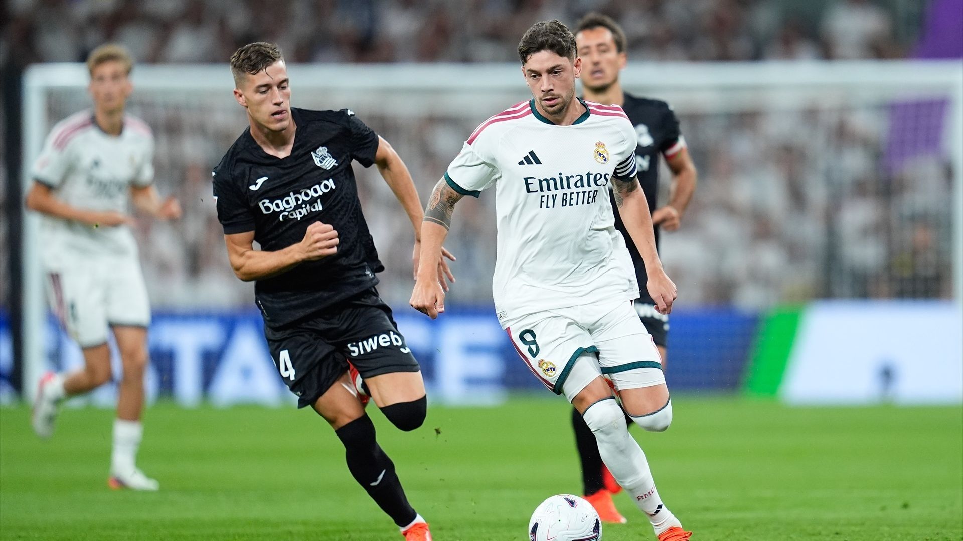 Fede Valverde conduce la pelota en el Real Madrid-Real Sociedad