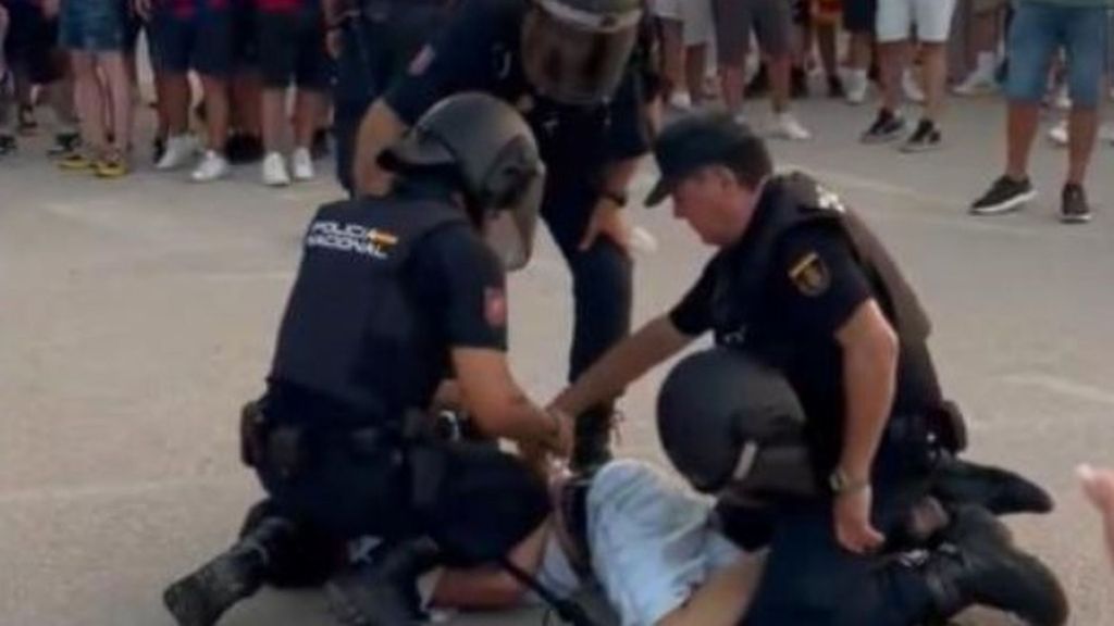 La Policía investigará internamente la agresión a un aficionado del Barça tras retirarle la 'estelada'
