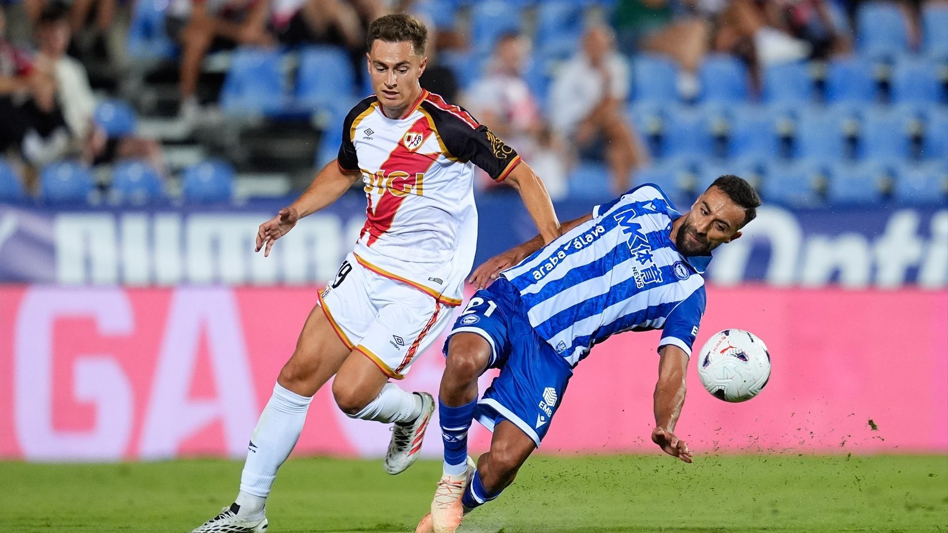 Jorge De Frutos durante el Rayo Vallecano - Deportivo Alavés de la jornada 2
