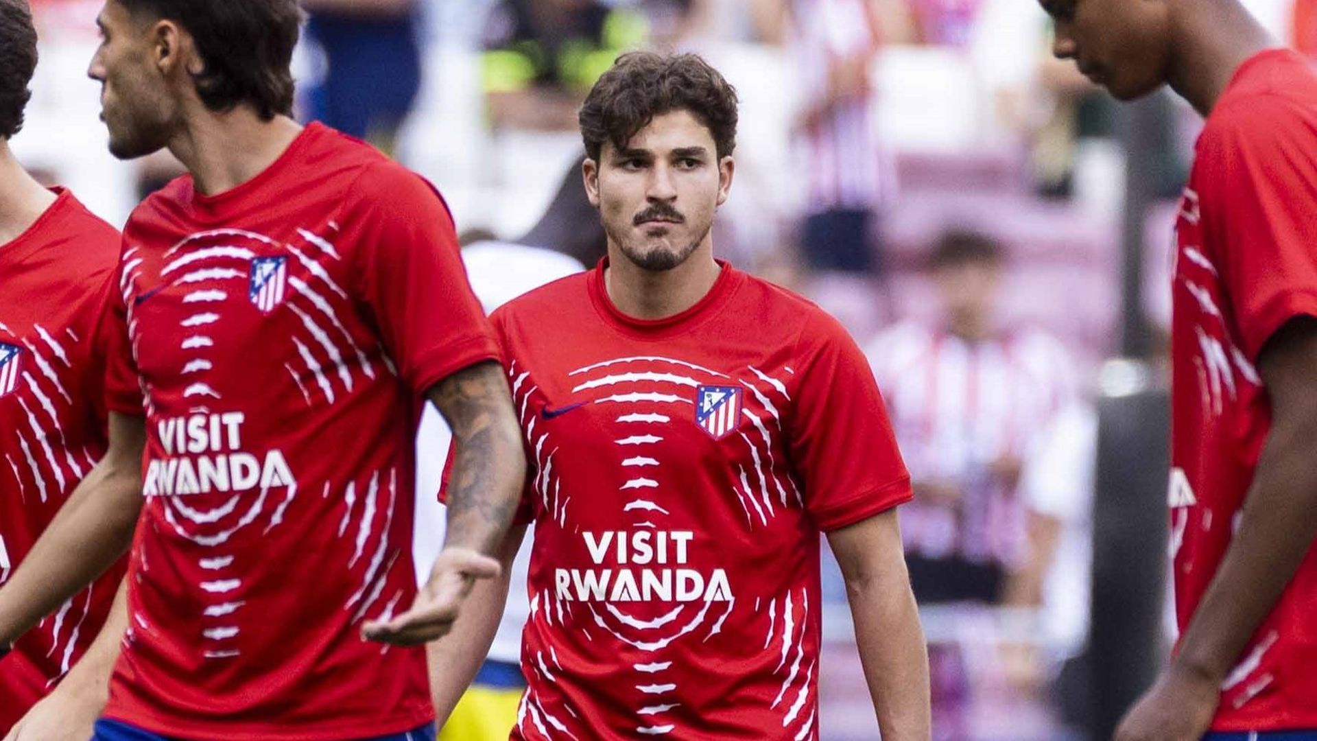 Julián Álvarez calienta con el Atlético de Madrid Julián Álvarez calienta con el Atlético de Madrid
