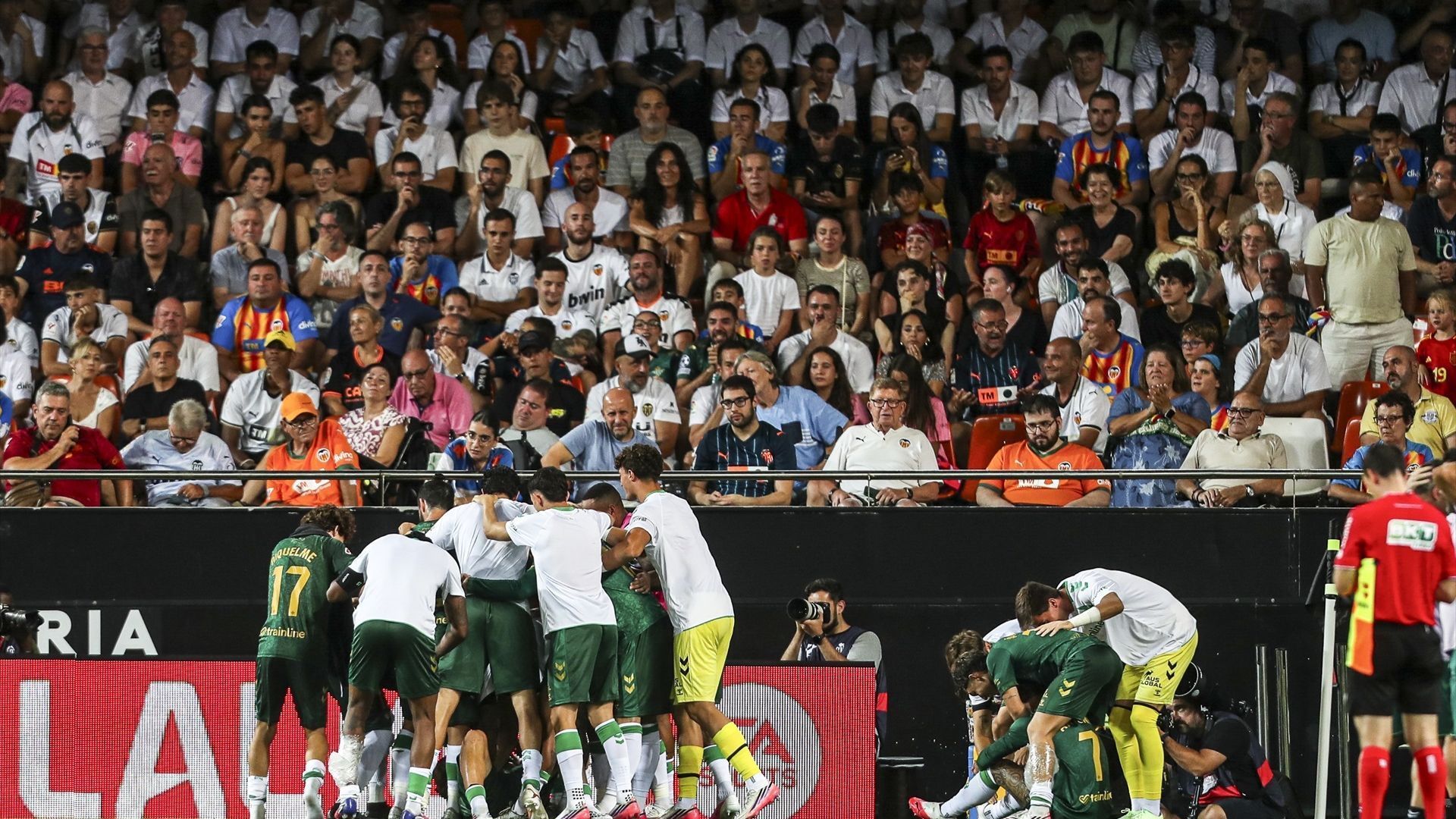 Los jugadores del Betis celebran su gol al Valencia Los jugadores del Betis celebran su gol al Valencia