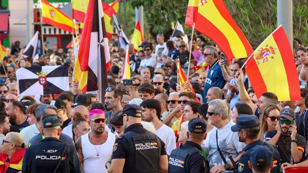 Miles de ceutíes se manifiestan para pedir la expulsión de los migrantes: “Vamos a salir hasta que esto vuelva a la normalidad”