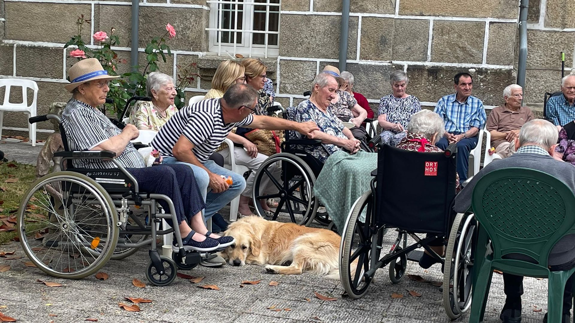 Odie tiene un hueco en el corazón de cada una de las personas de esta residencia de O Carballiño.