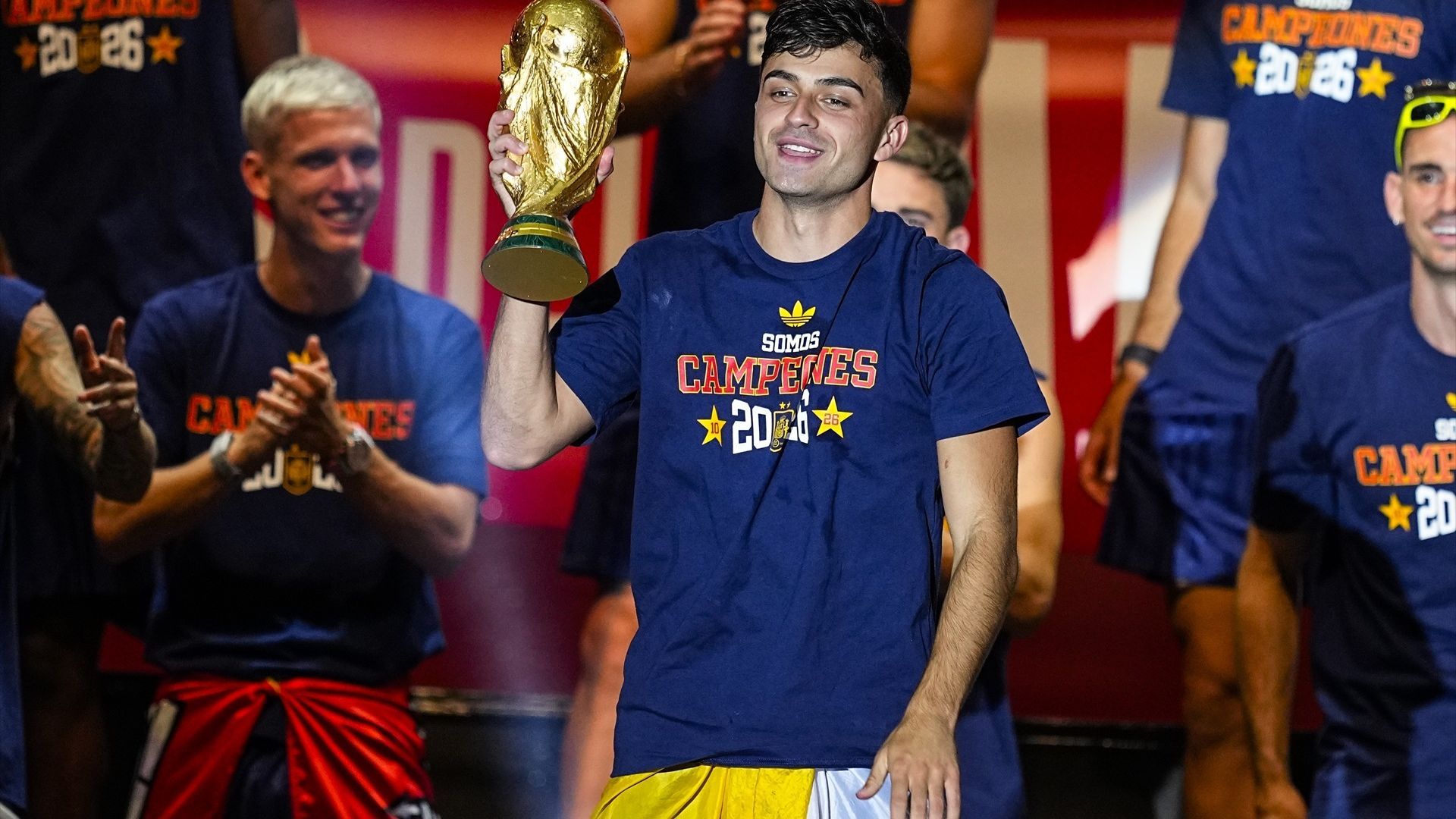 Pedri posa con el trofeo de campeón del mundo