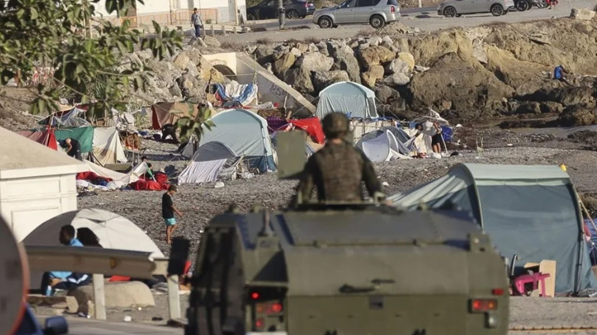 Un vehículo militar patrulla por la playa del Trampolín de Ceuta este miércoles. Un vehículo militar patrulla por la playa del Trampolín de Ceuta este miércoles.
