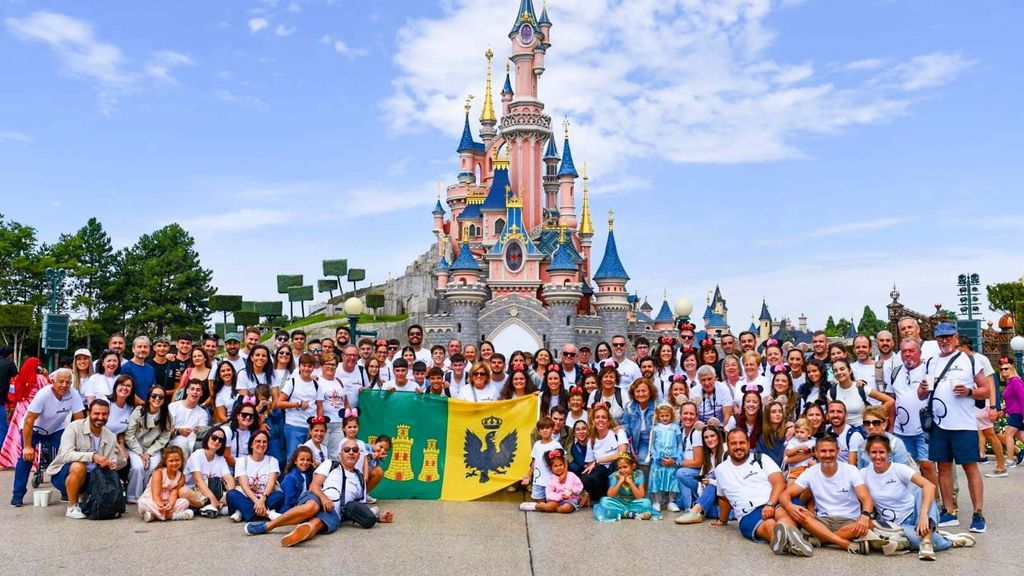 Una banda de música cordobesa toma Disneyland París en un pasacalles