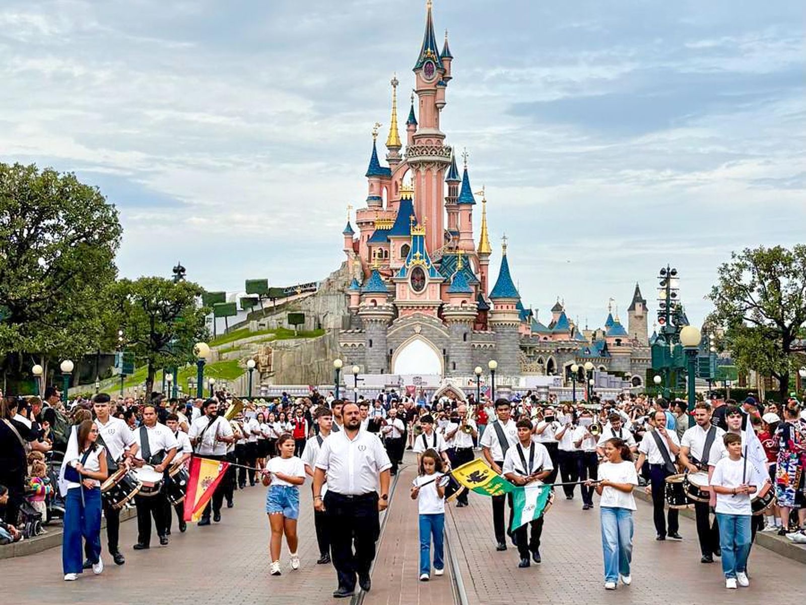 Una banda de músicos de Cañete de las Torres, Córdoba, toca un pasacalles en Disneyland París
