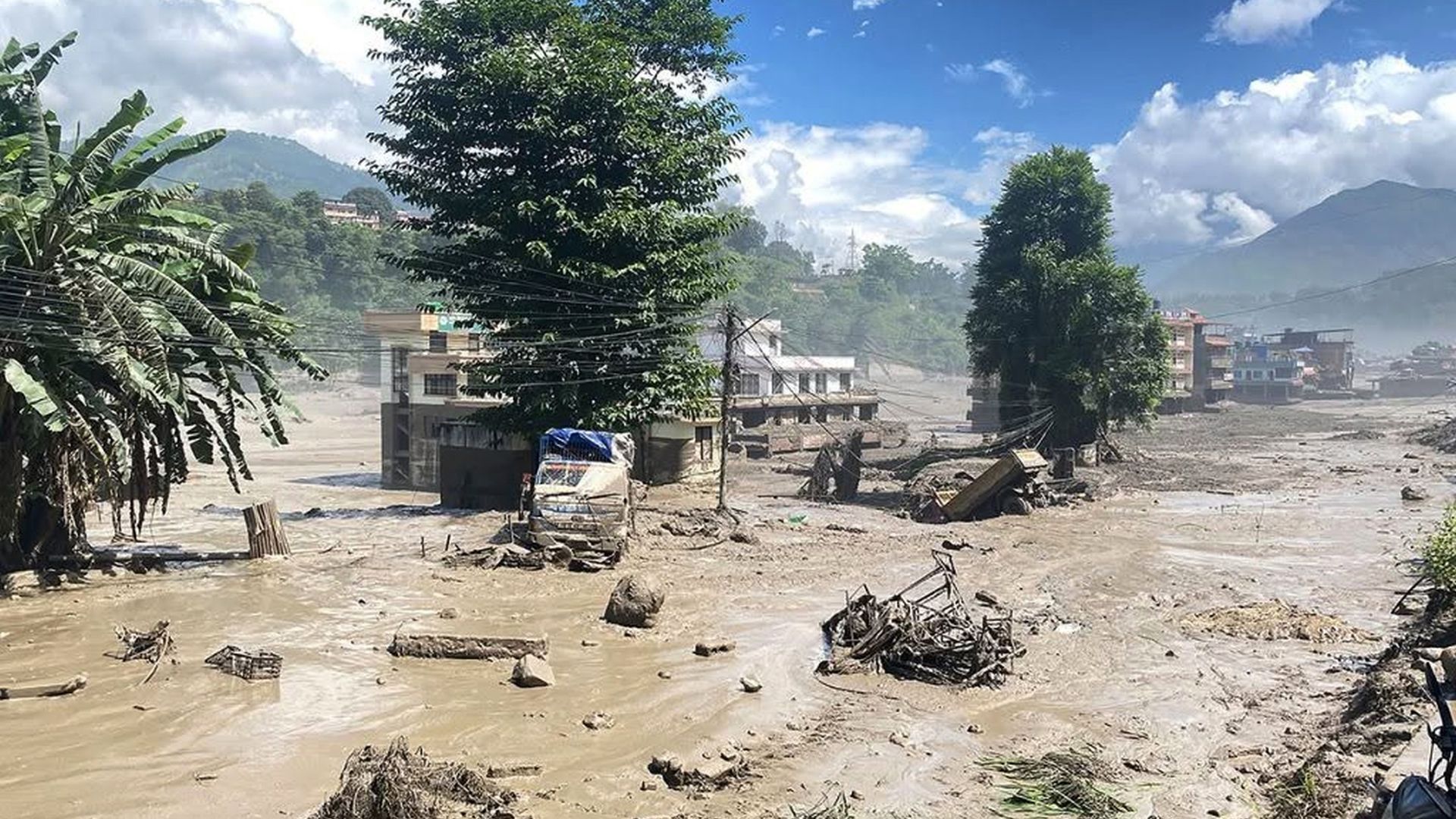 Una riada entre Nepal y Tíbet deja al menos 95 muertos y cientos de desaparecidos Una riada entre Nepal y Tíbet deja al menos 95 muertos y cientos de desaparecidos