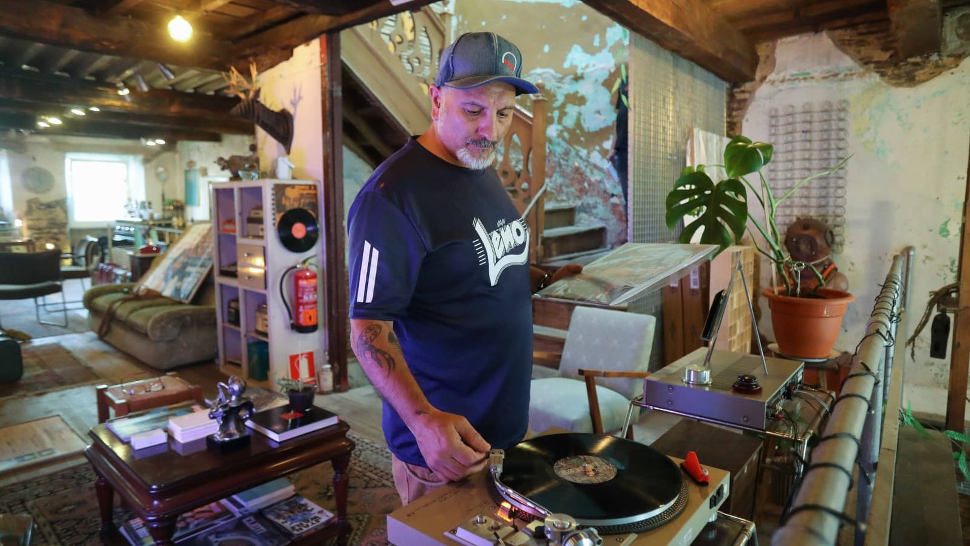Álvaro abrirá un espacio para escuchar vinilos y casetes en la Rúa San Roque de Lugo. Álvaro abrirá un espacio para escuchar vinilos y casetes en la Rúa San Roque de Lugo.