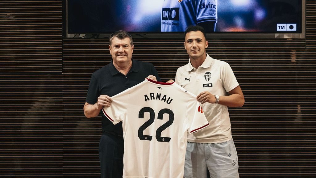 Arnau Martínez presentado como jugador del Valencia CF