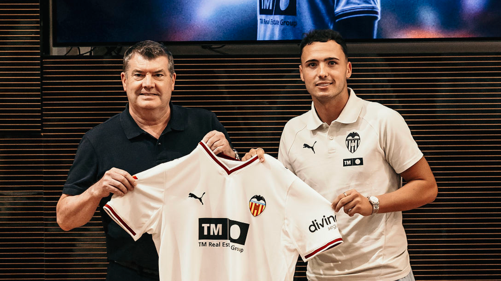 Arnau Martínez presentado como jugador del Valencia CF