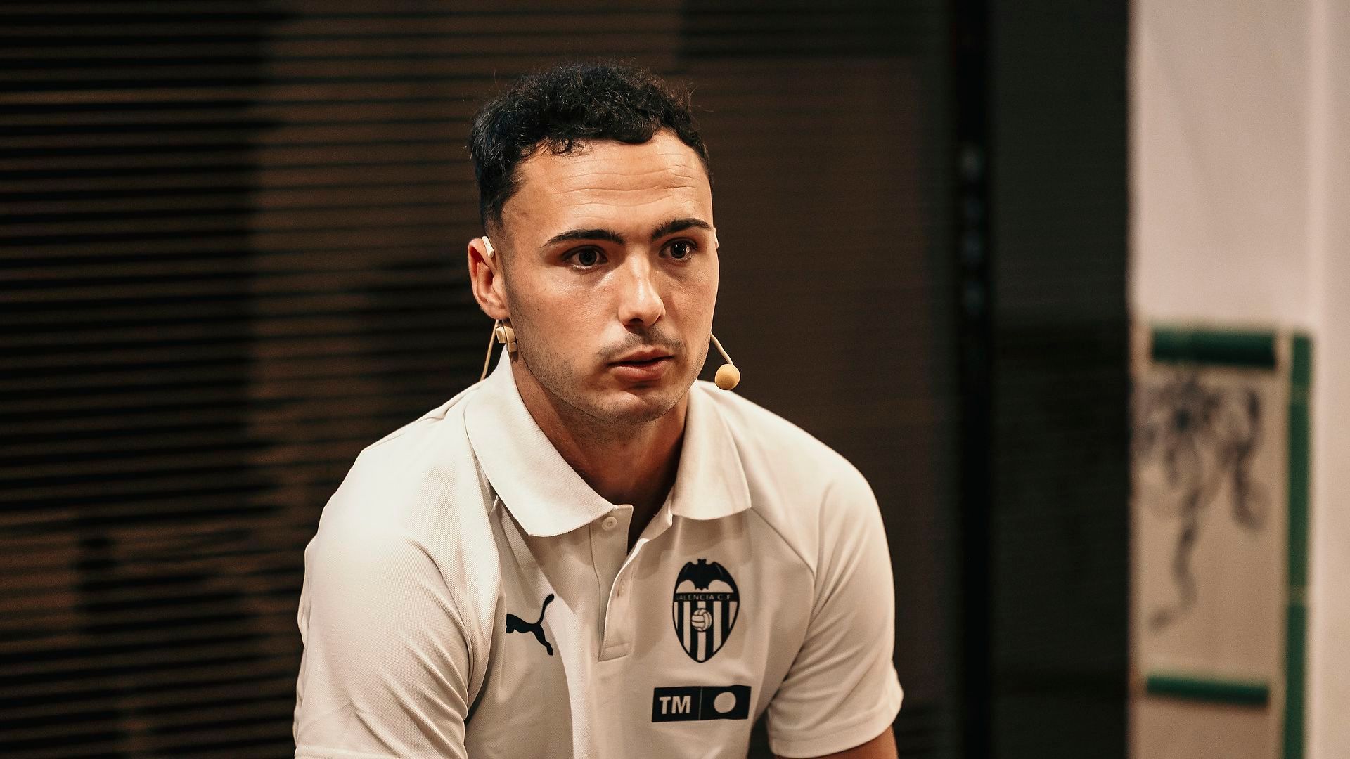 Arnau Martínez presentado como jugador del Valencia CF