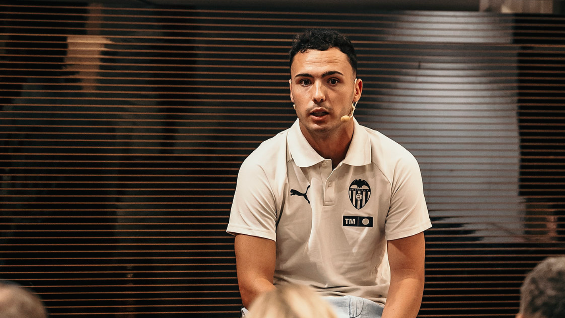 Arnau Martínez presentado como jugador del Valencia CF
