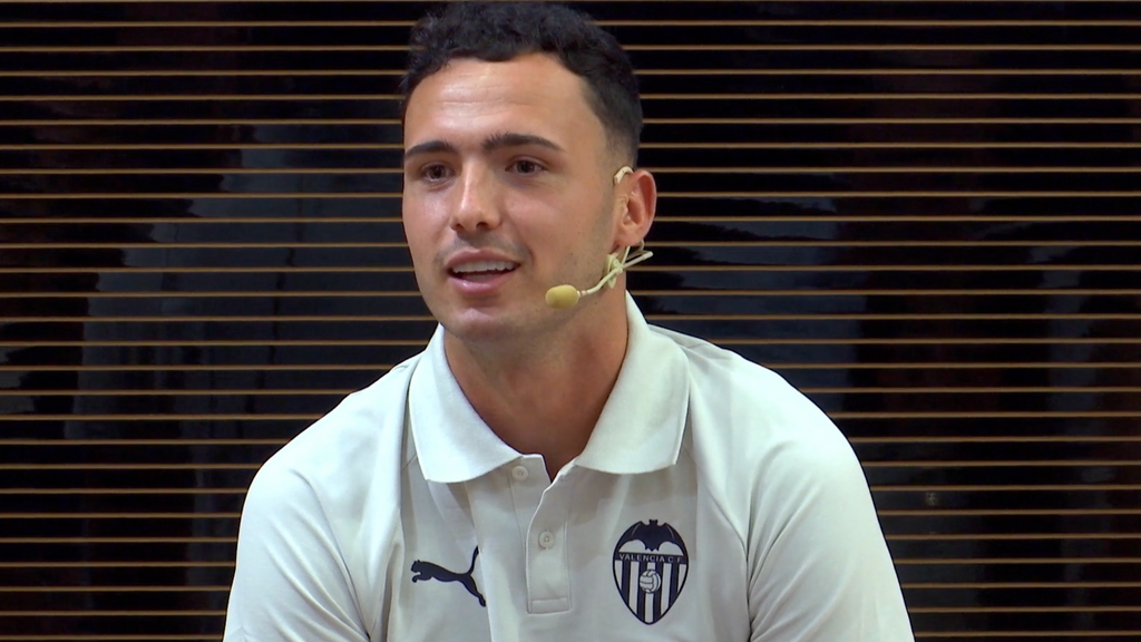 Arnau Martínez presentado como jugador del Valencia CF