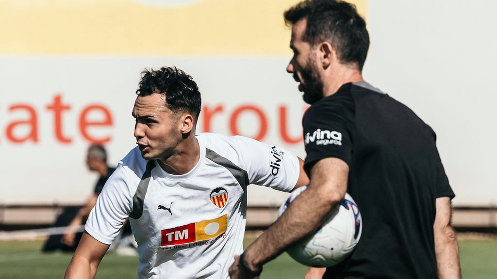Arnau Martínez presentado como jugador del Valencia CF