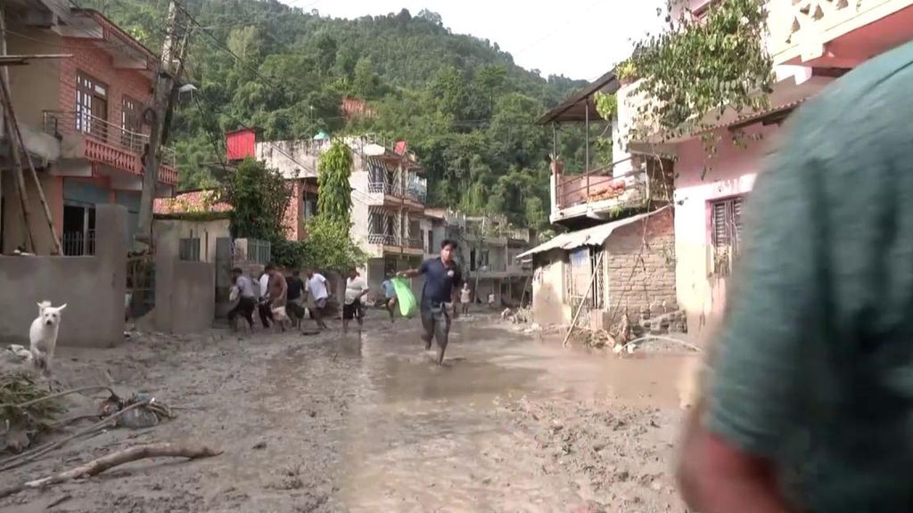 China alerta del peligro de nuevas inundaciones y deslizamientos tras la riada de Nepal