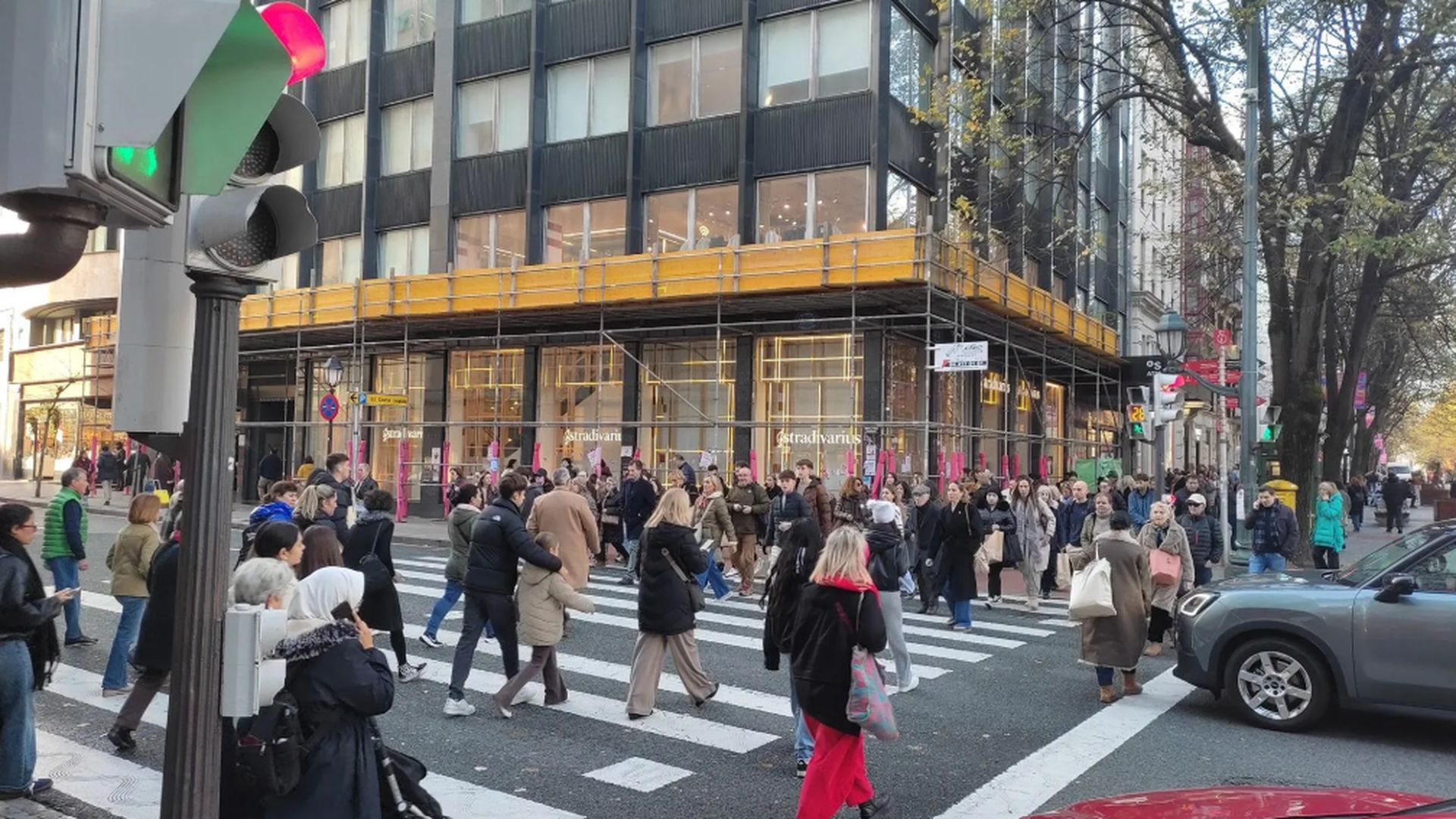 Ciudadanos pasean por Bilbao. Ciudadanos pasean por Bilbao.